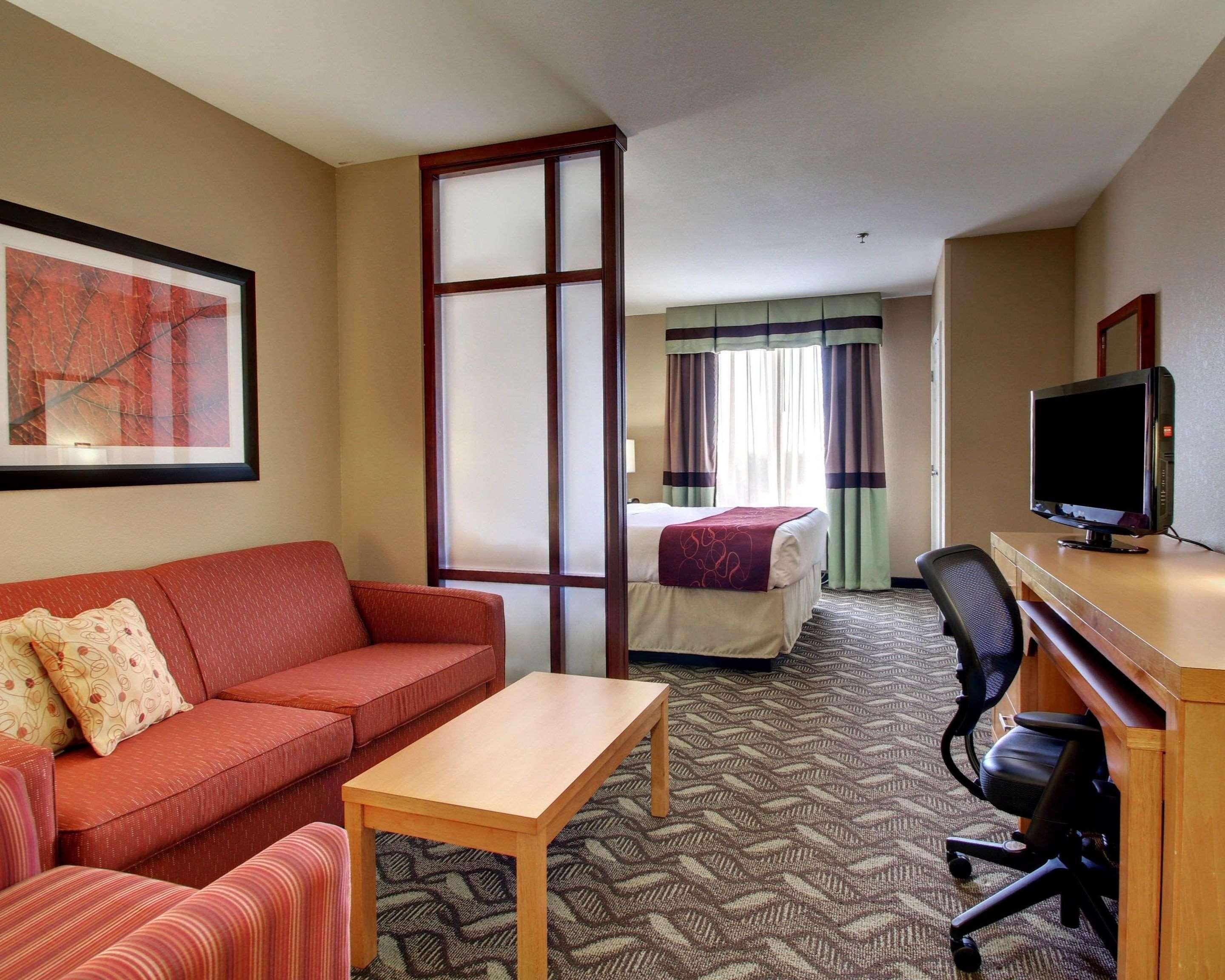 Comfort Suites Airport Luckney Exterior photo