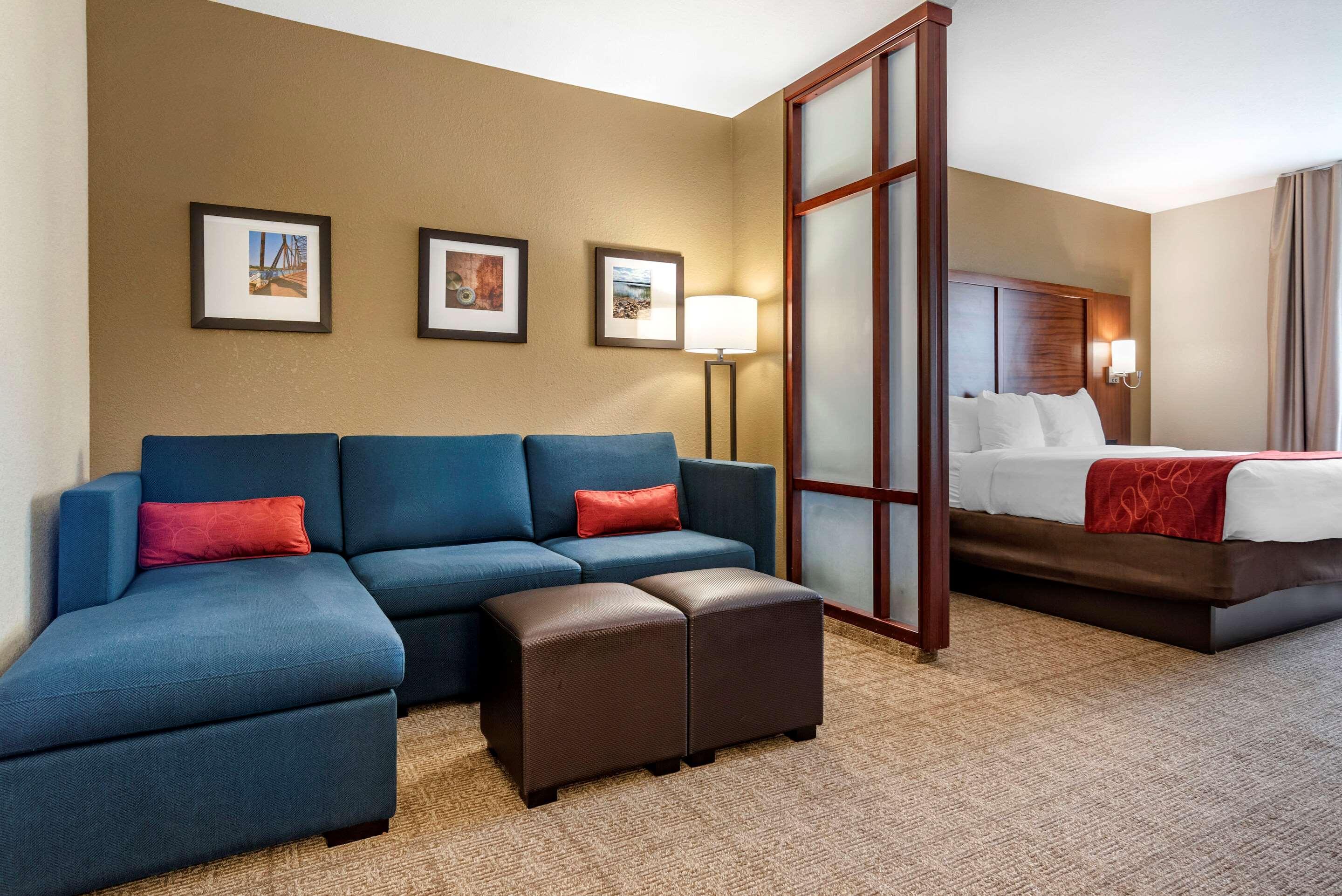 Comfort Suites Airport Luckney Exterior photo