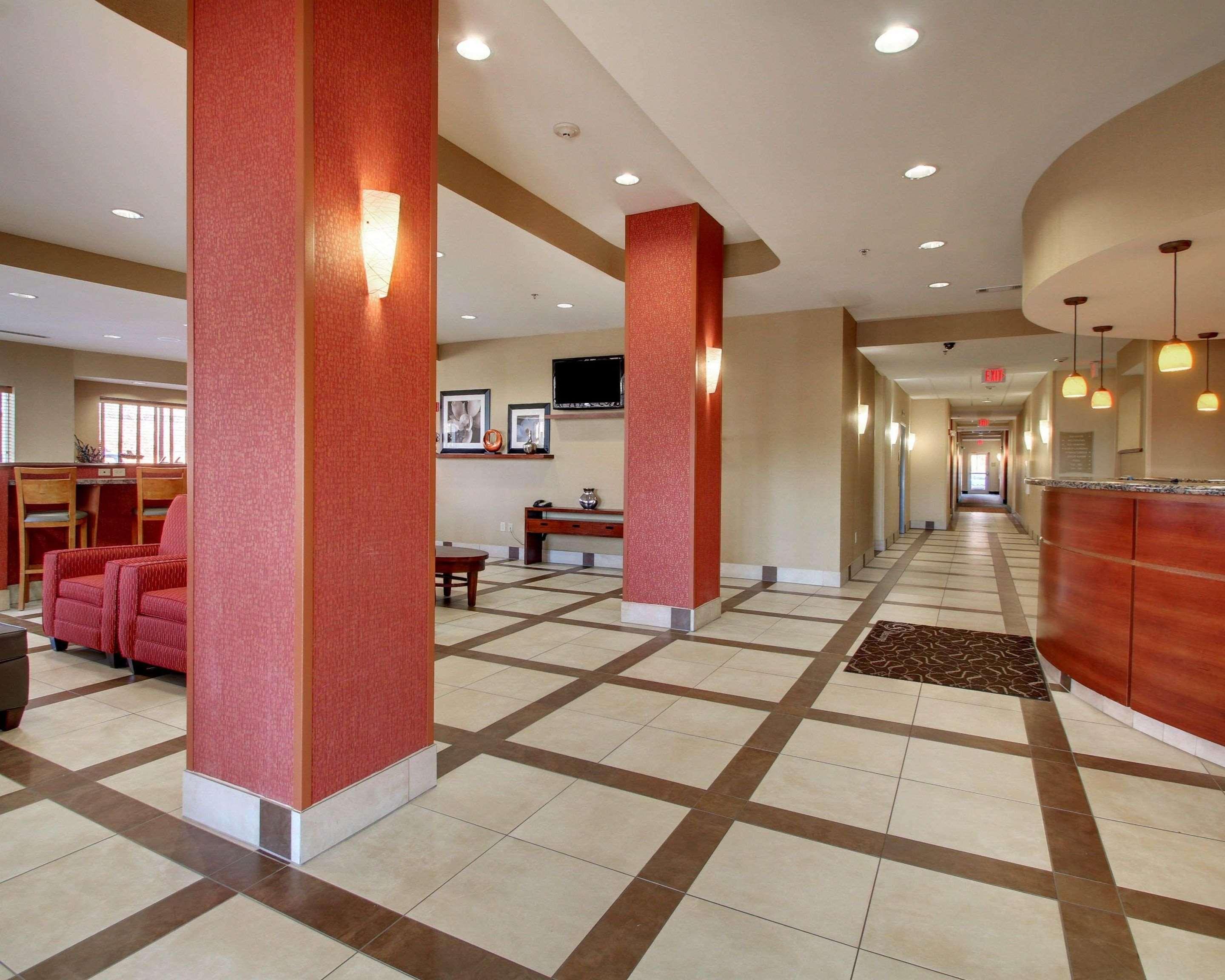 Comfort Suites Airport Luckney Exterior photo
