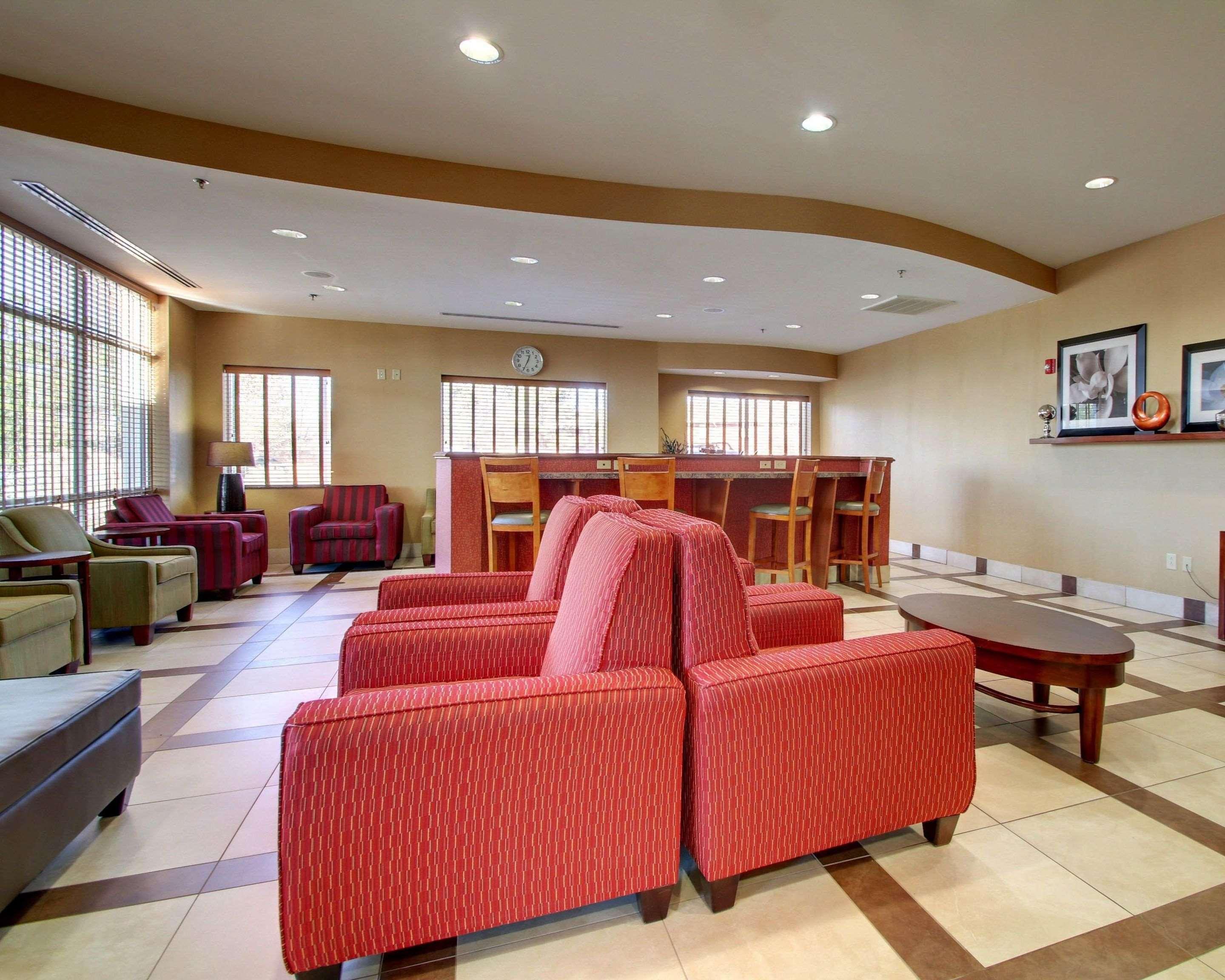 Comfort Suites Airport Luckney Exterior photo
