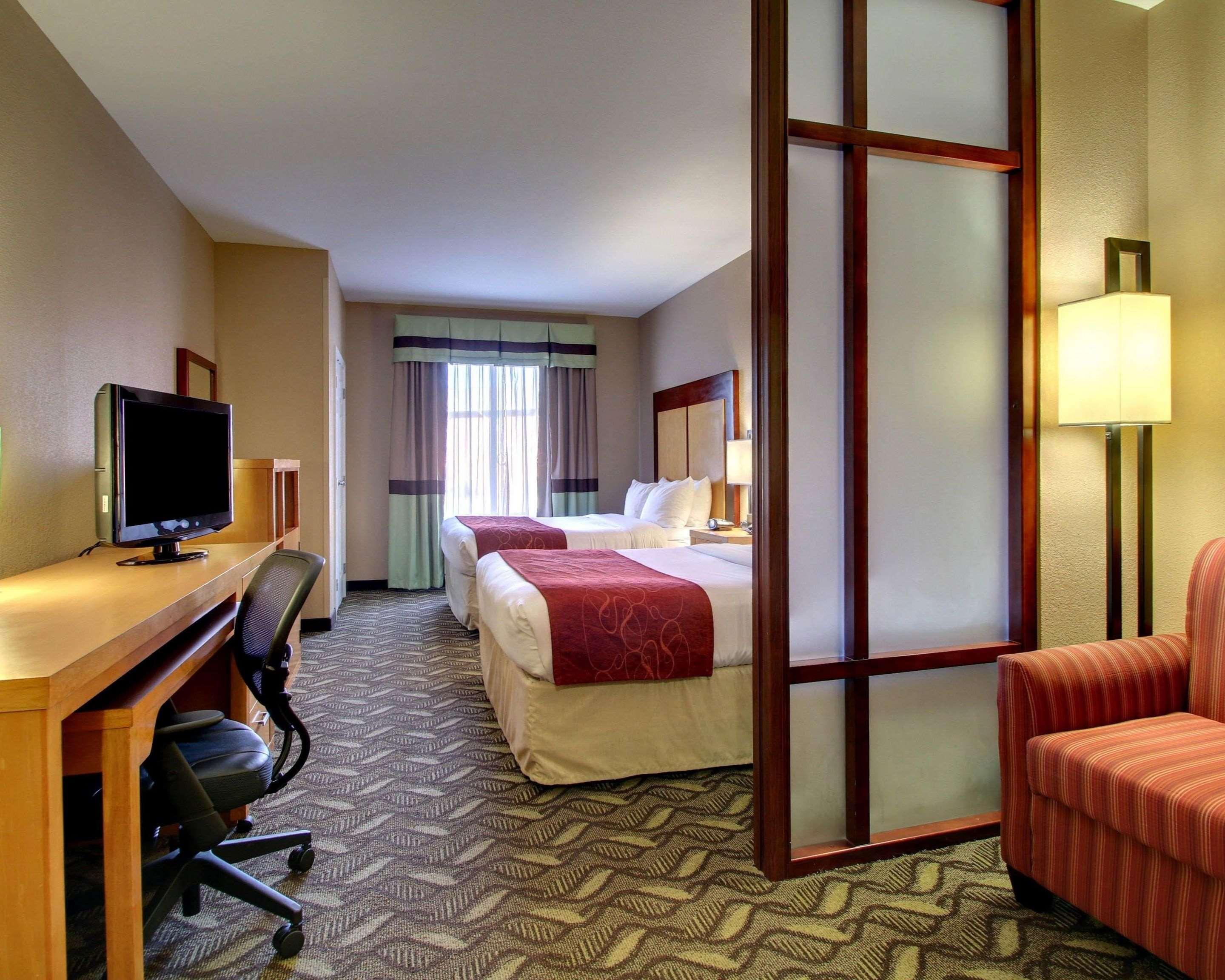 Comfort Suites Airport Luckney Exterior photo