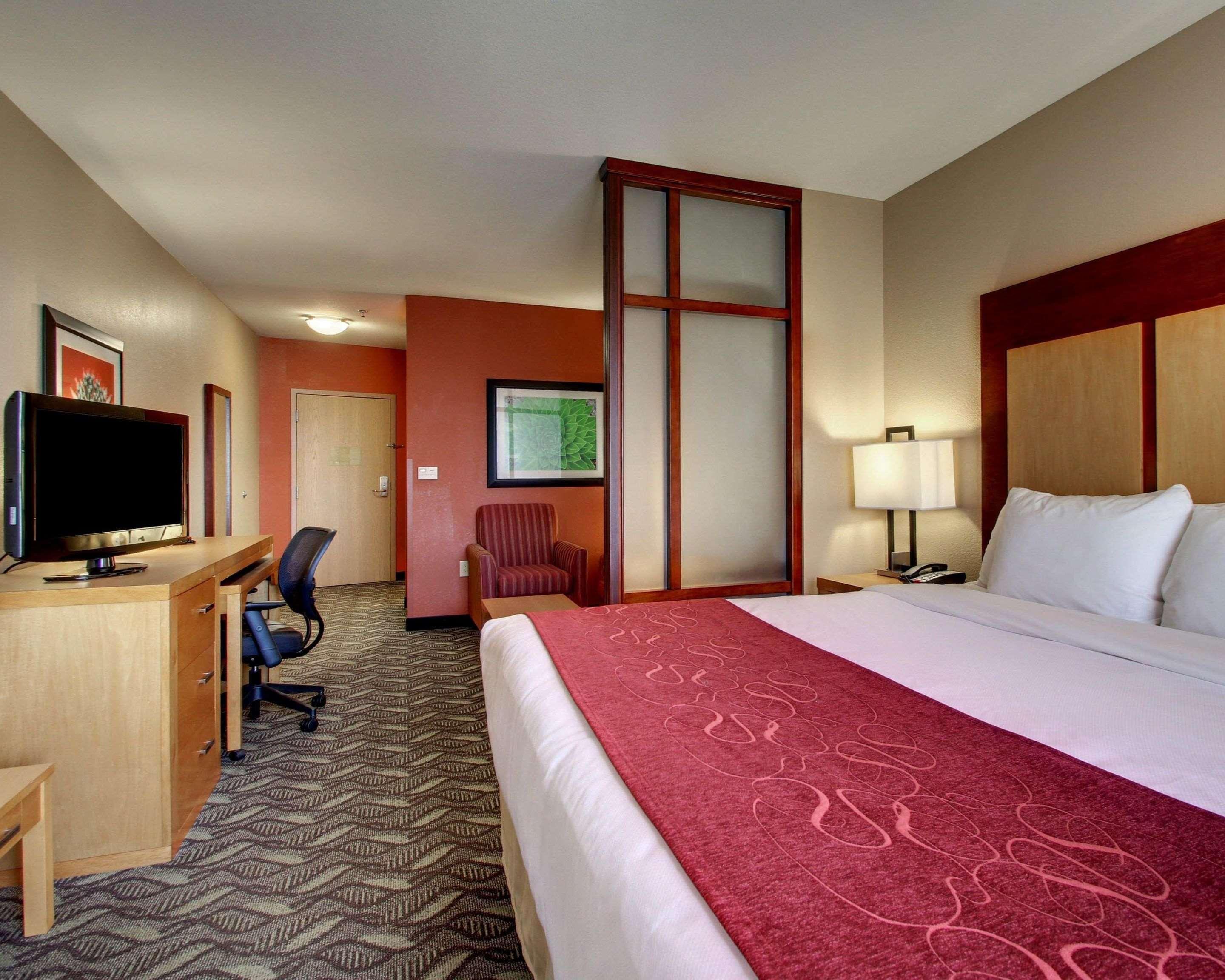 Comfort Suites Airport Luckney Exterior photo