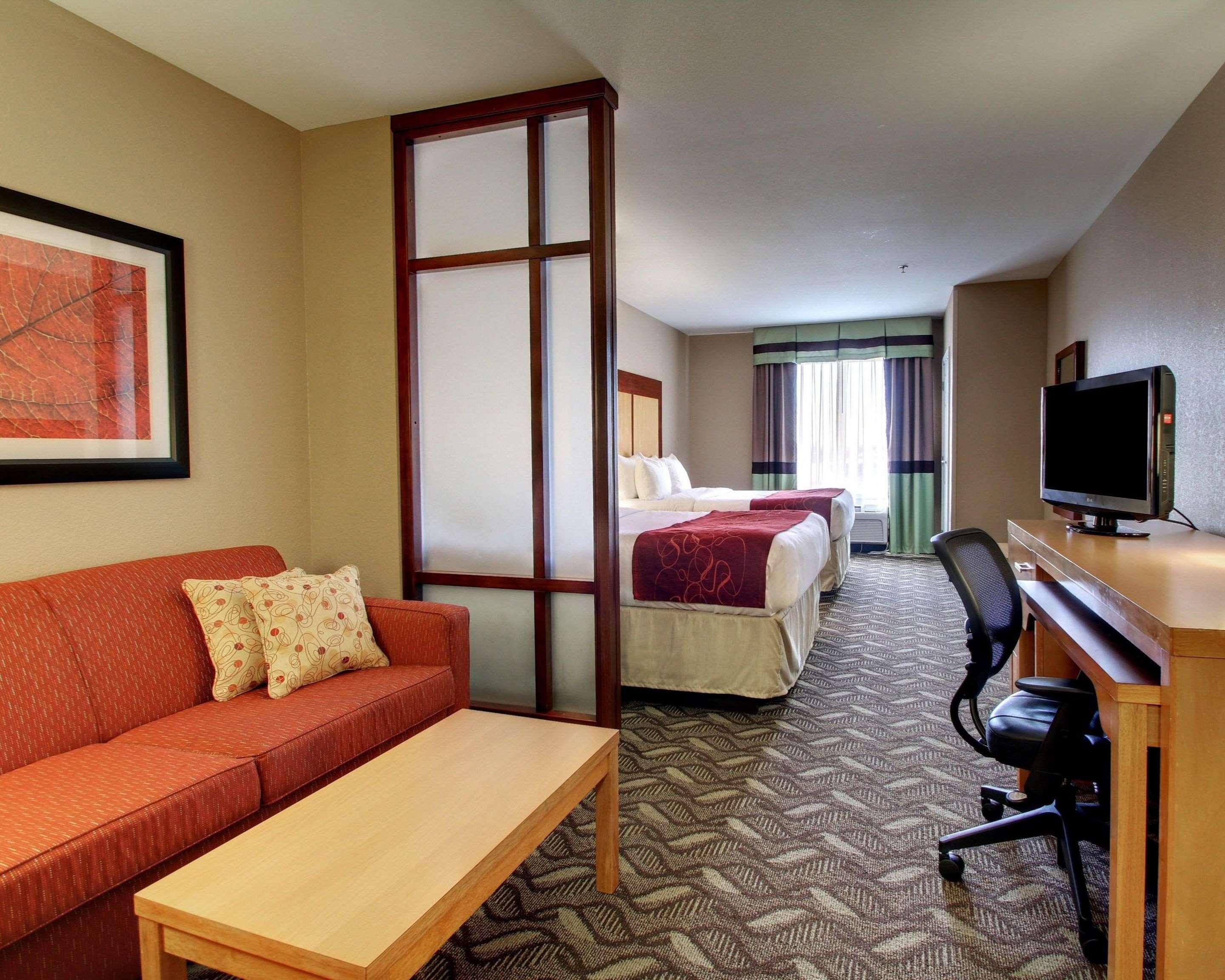 Comfort Suites Airport Luckney Exterior photo
