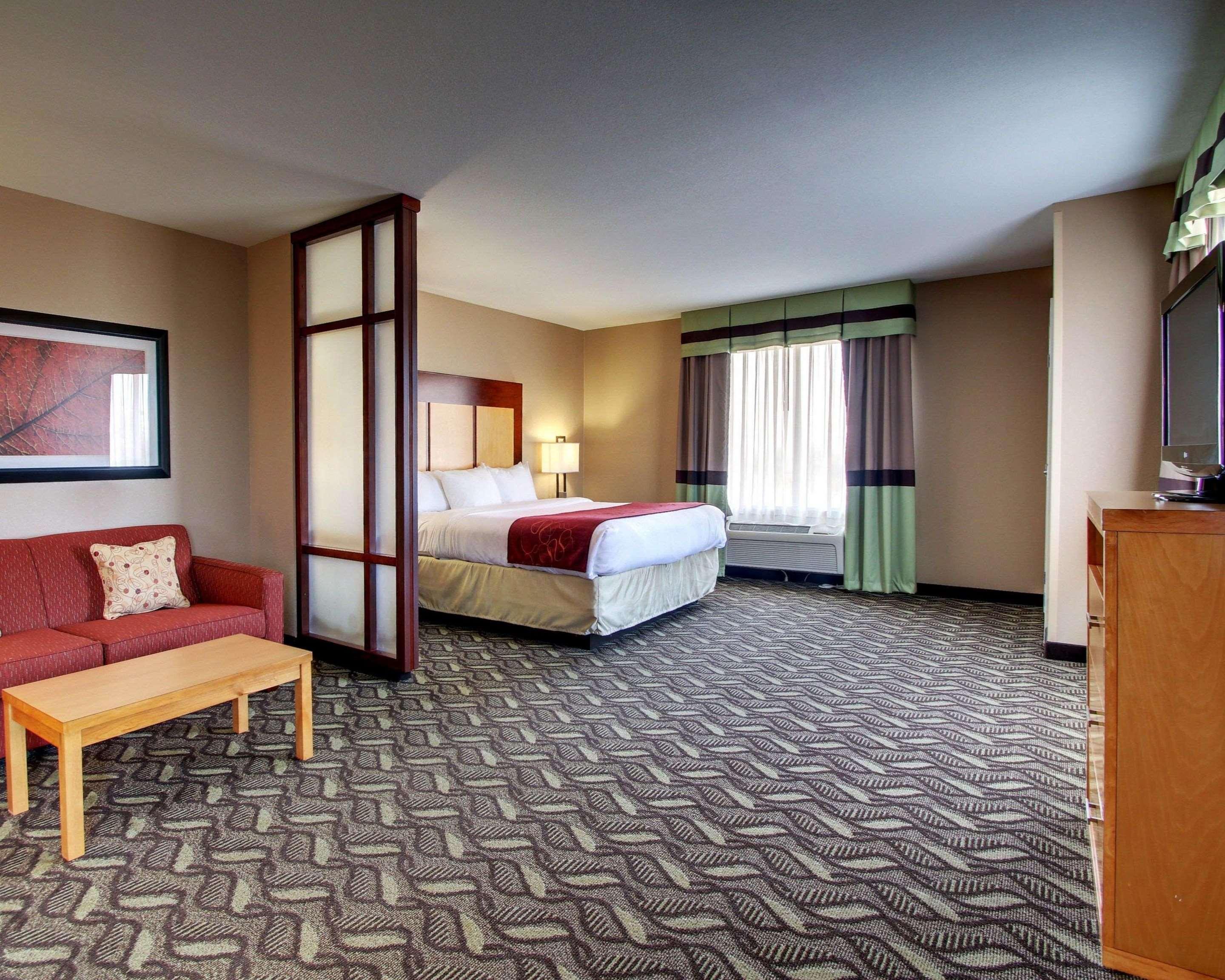 Comfort Suites Airport Luckney Exterior photo