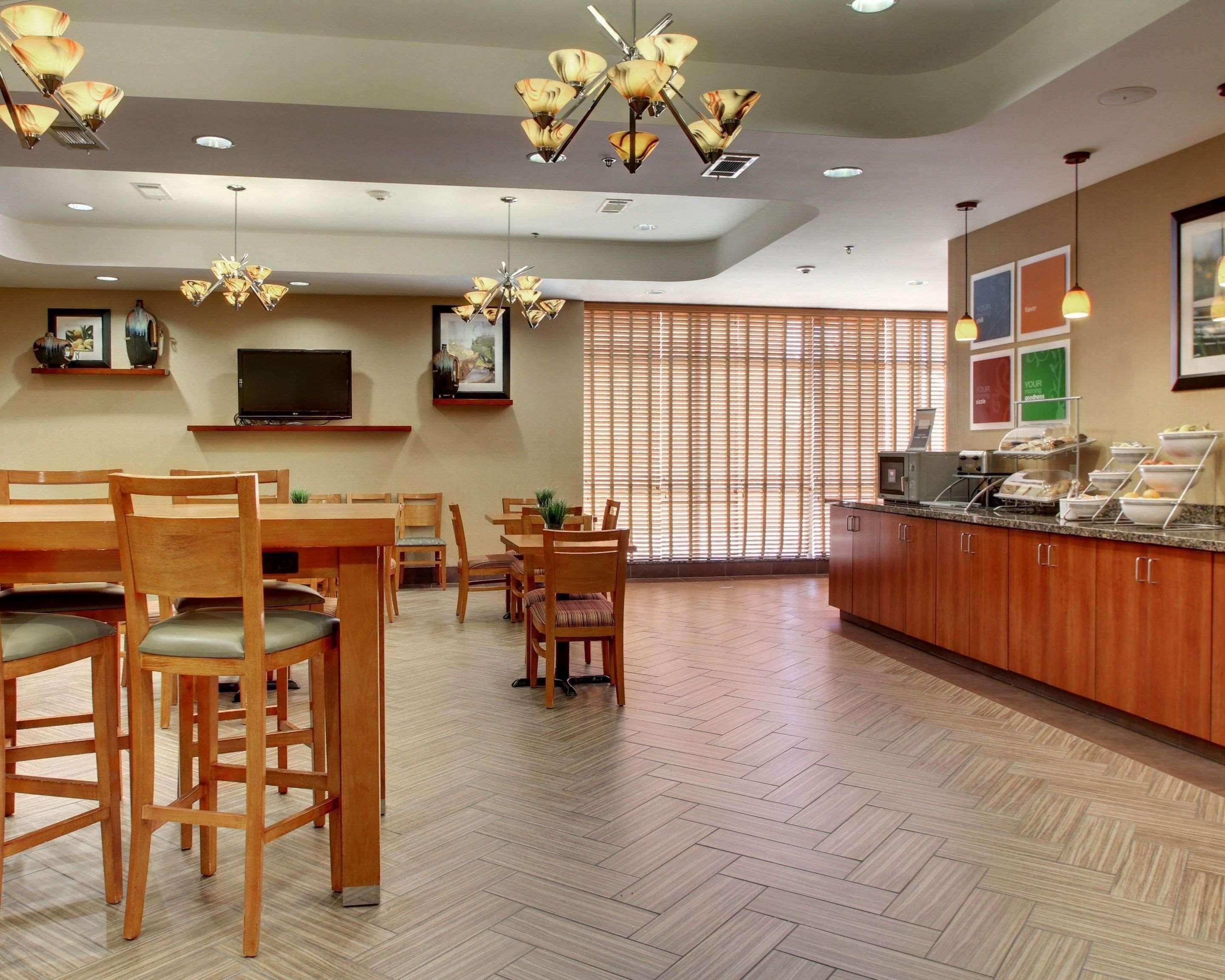 Comfort Suites Airport Luckney Exterior photo