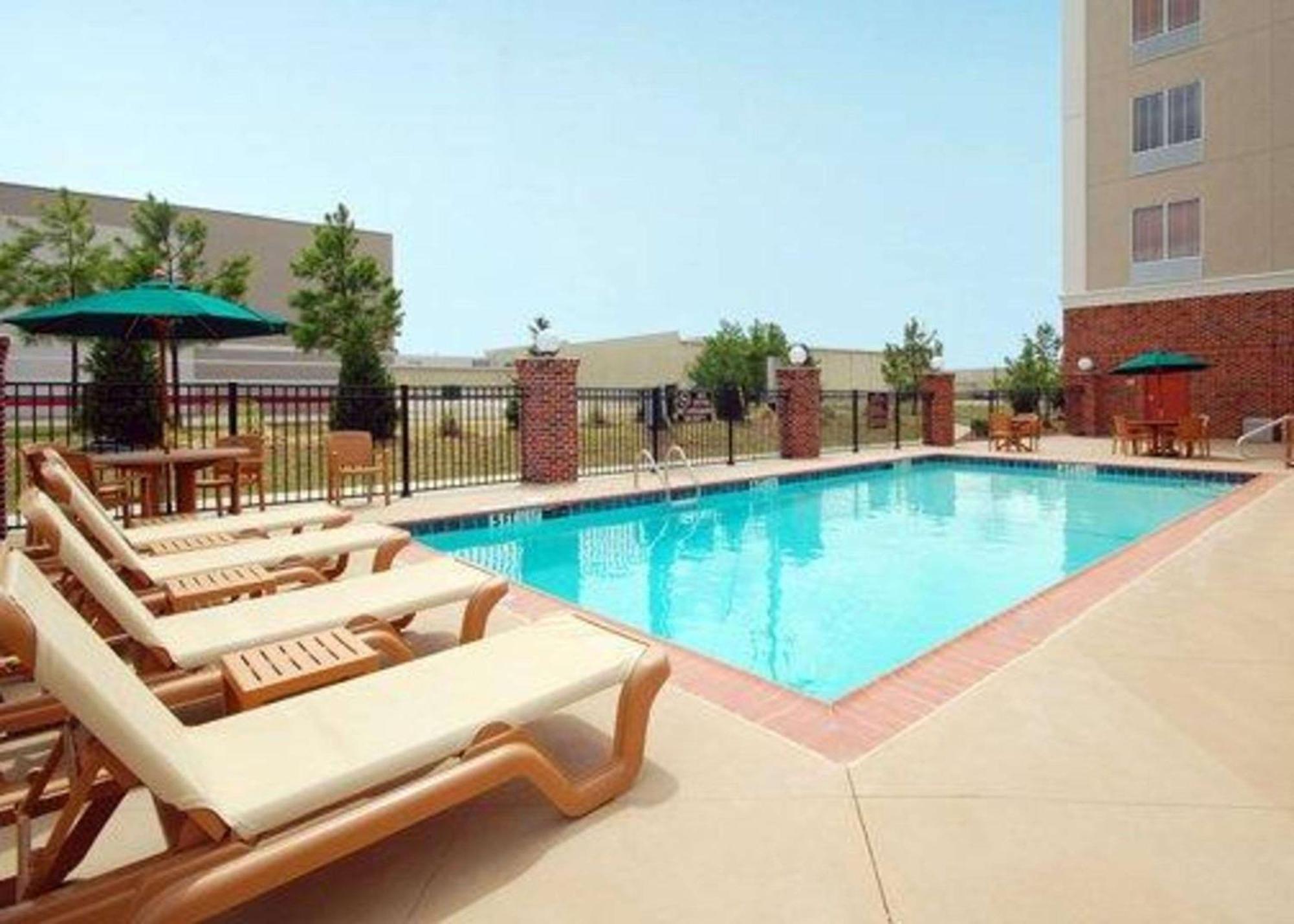 Comfort Suites Airport Luckney Exterior photo