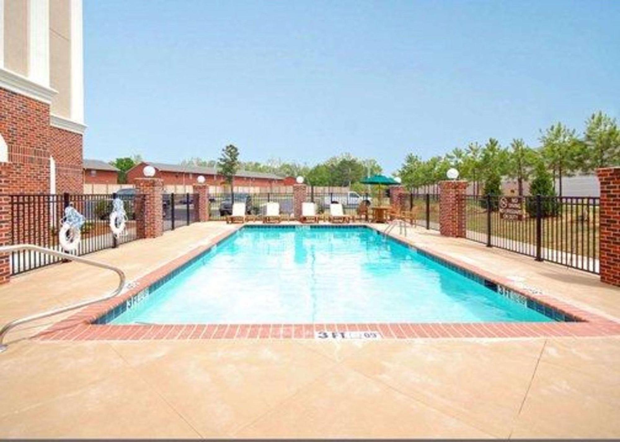 Comfort Suites Airport Luckney Exterior photo